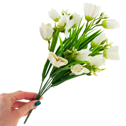 CV13987-1 KROKUS BUKIET KROKUSÓW KROKUSY W TRAWIE BIAŁE SZTUCZNE KWIATY WIOSENNE
