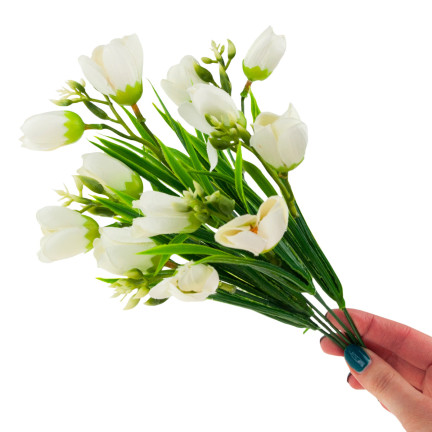 CV13987-1 KROKUS BUKIET KROKUSÓW KROKUSY W TRAWIE BIAŁE SZTUCZNE KWIATY WIOSENNE