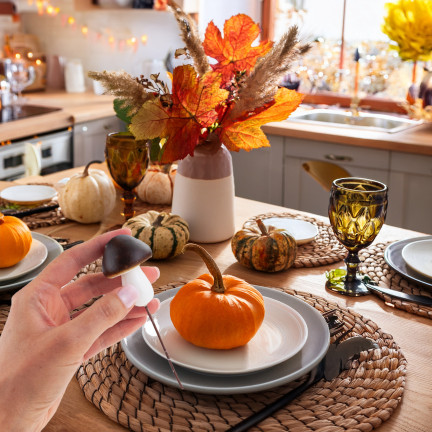 Grzybki dekoracyjne na piku, piankowe, brązowo-białe, z drucikiem, zestaw 6szt. 