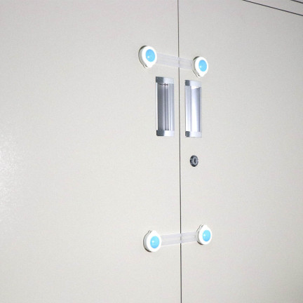 TG67420 ZABEZPIECZENIE BLOKADA SZAFEK SZUFLAD MEBLI 2szt