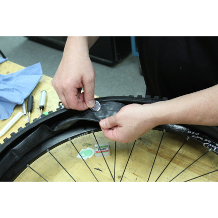 WW69 ZESTAW NAPRAWCZY DĘTKI ROWEROWEJ DO ROWERÓW KLUCZ ŁATKI KLEJ WIELORAZOWY