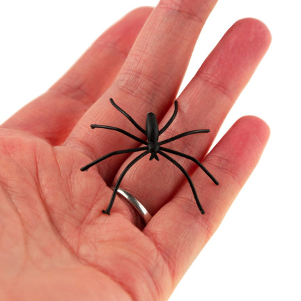 Sztuczna pajęczyna, biała, z pająkami, dekoracja Halloween, 4 pająki