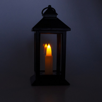 Latarnia lampion led, czarny, na baterie, ciepłe światło, imituje płomień, z rączką, wysokość 17cm