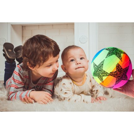TG71357 PIŁKA GUMOWA KOLOROWA GWIAZDKI TĘCZOWA DLA DZIECI DO DOMU NA ZEWNĄTRZ