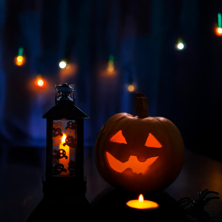 Lampion świeczka led, czarny, z wzorem w duchy, dekoracja Halloween, imituje płomień, 20cm wysokości