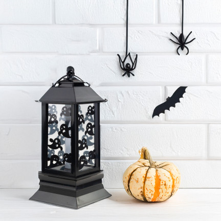 Lampion świeczka led, czarny, z wzorem w duchy, dekoracja Halloween, imituje płomień, 20cm wysokości