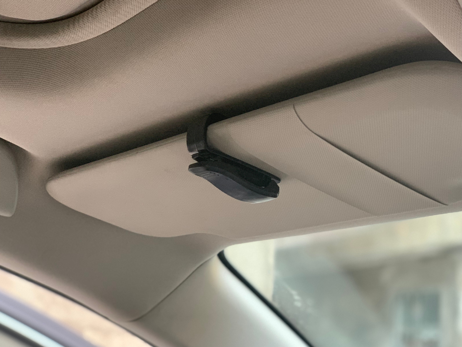 DO75 KLIPS UCHWYT NA OKULARY DO SAMOCHODU NA OSŁONĘ PRZECIWSŁONECZNĄ